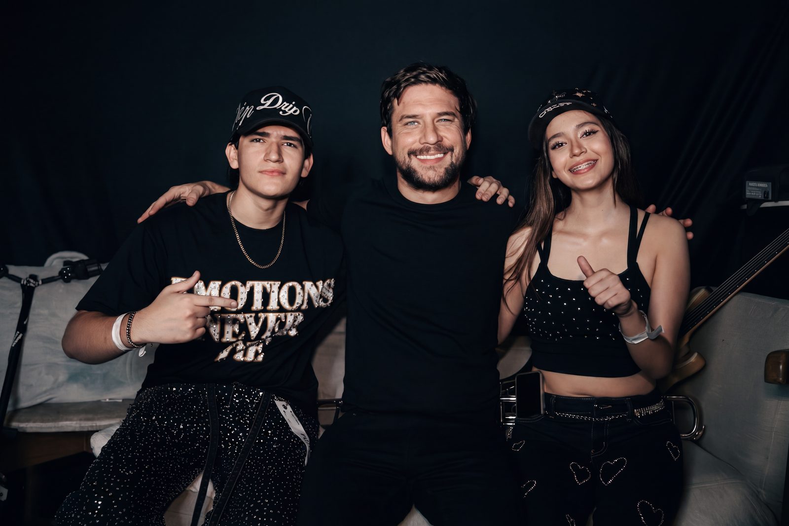 Pablo Bogantes (al centro), manager de Código 506, junto a Jeremy y Stacey
