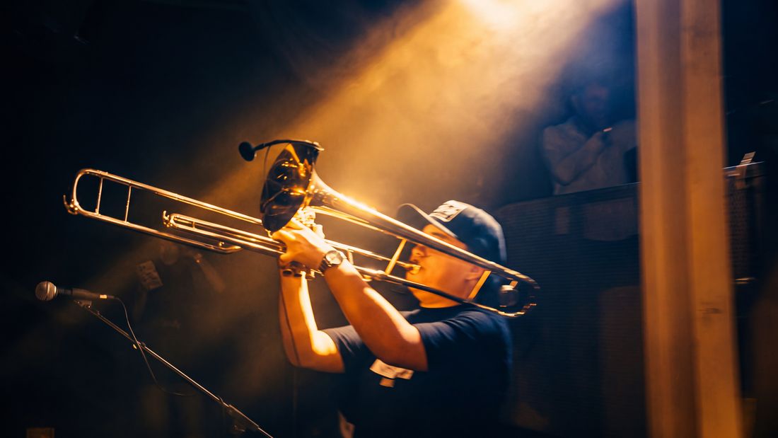 Sebas Valverde en el trombón durante un show de Código 506 en Oasis